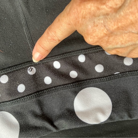 Lululemon capri length leggings. Sz8. Reversible w/white dots to solid black - Picture 4 of 7